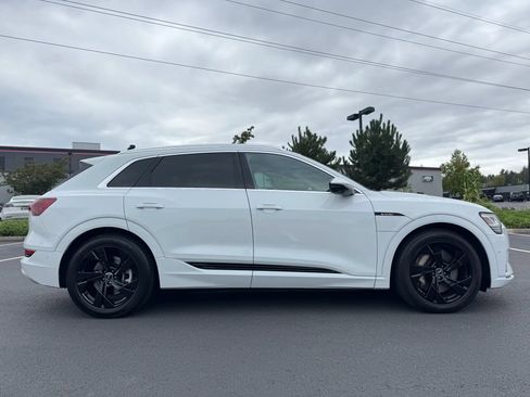 Used 2021 Audi e-tron Premium Plus w/ Premium Plus Package AWD/4WD image 12