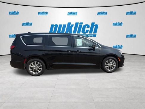 Used 2023 Chrysler Pacifica Touring-L w/ Uconnect Theater Family Group AWD/4WD image 6