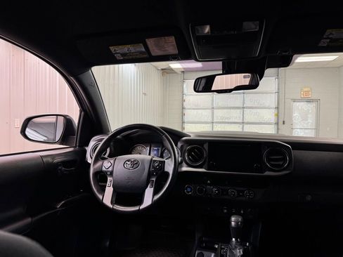 Used 2018 Toyota Tacoma TRD Sport AWD/4WD image 19