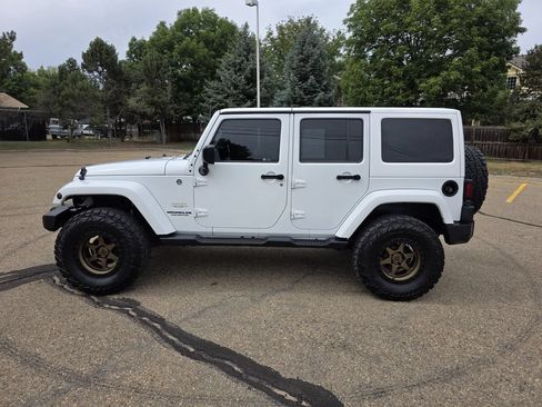 Used 2015 Jeep Wrangler Unlimited Sahara w/ Connectivity Group AWD/4WD image 2