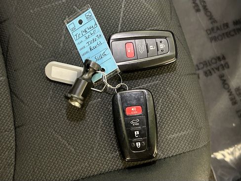 Used 2020 Toyota RAV4 XLE w/ Convenience Package FWD image 36