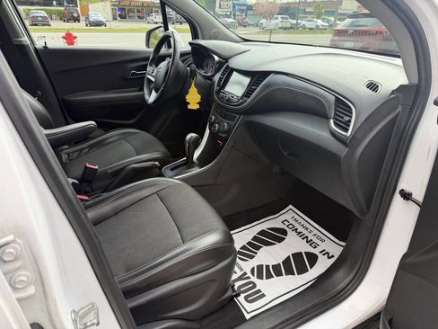 Used 2017 Chevrolet Trax LT w/ LT Convenience Package AWD/4WD image 14