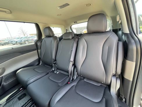 New 2026 Kia Carnival EX image 25