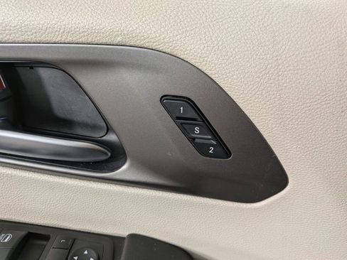 Used 2023 Chrysler Pacifica Touring-L FWD image 8
