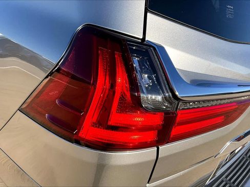 Used 2020 Lexus LX 570 4WD w/ Luxury Package image 28