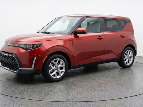 Used 2025 Kia Soul LX w/ LX Technology Package FWD image 3