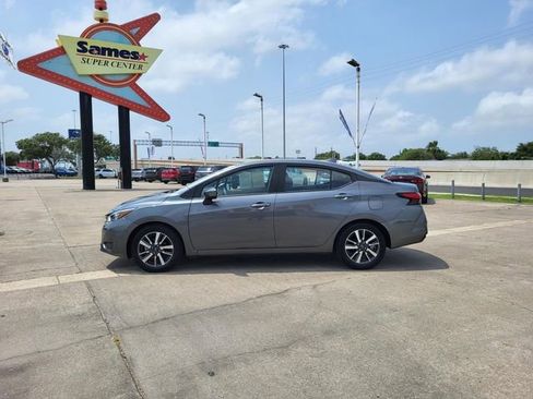 Used 2025 Nissan Versa SV FWD image 2