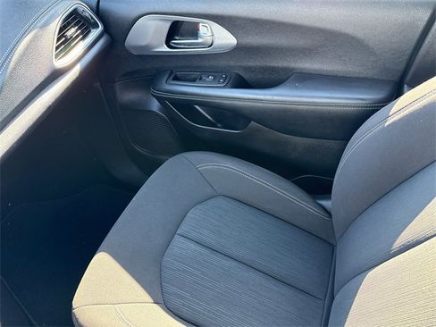 Used 2021 Chrysler Pacifica Touring w/ Uconnect Theater Family Group image 16