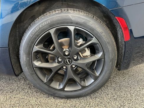 Used 2025 Chrysler Pacifica Limited image 24