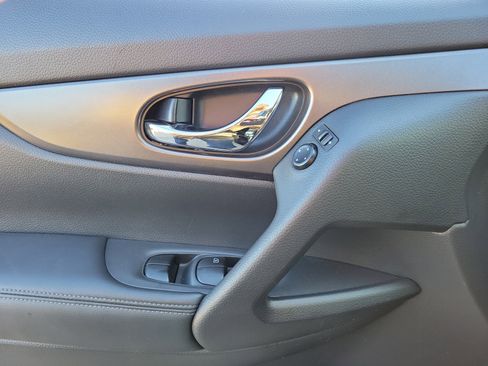 Used 2016 Nissan Rogue SV w/ SV Premium Package image 18