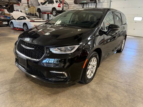 Certified 2023 Chrysler Pacifica Touring-L FWD image 31