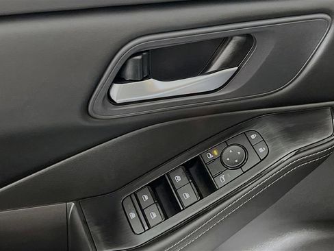 Used 2025 Nissan Rogue SV FWD image 13