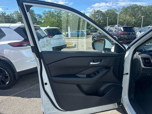 Certified 2025 Nissan Rogue SV AWD/4WD image 9