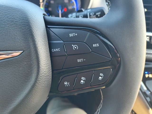 Used 2025 Chrysler Pacifica Limited w/ Uconnect Theater Family Group FWD image 22