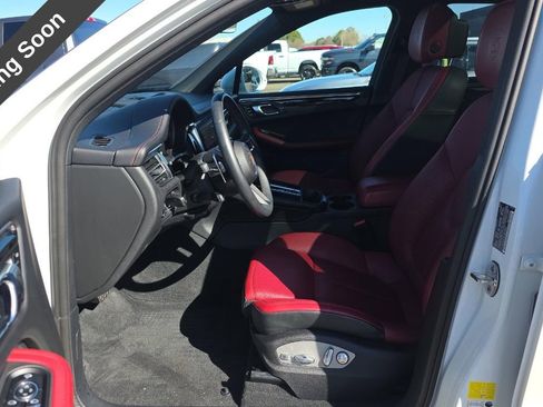 Used 2025 Porsche Macan Base image 8