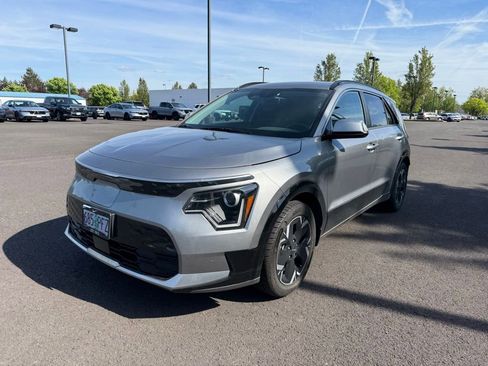 Used 2023 Kia Niro Wind w/ Wind Preserve Package FWD image 3