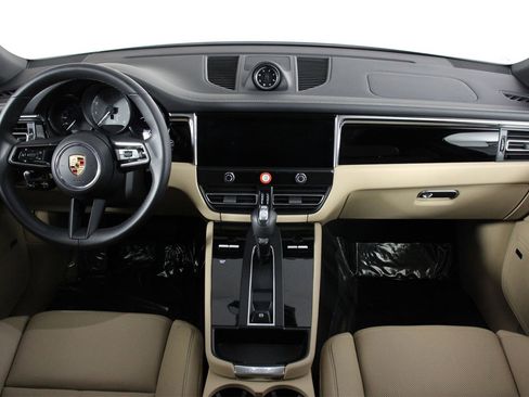 Certified 2025 Porsche Macan S image 11