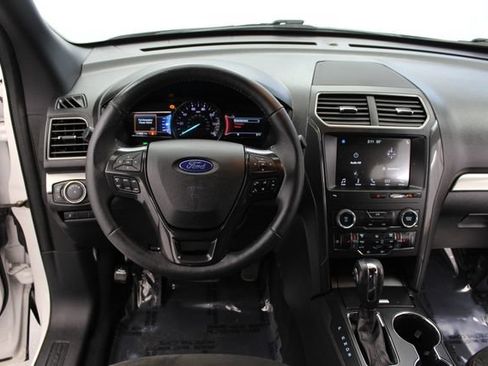 Used 2018 Ford Explorer XLT w/ Equipment Group 202A FWD image 25