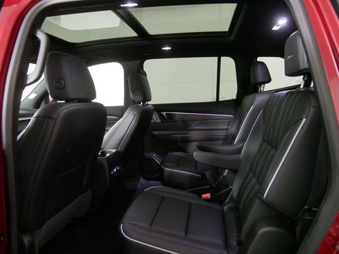 Used 2025 Buick Enclave Avenir image 19