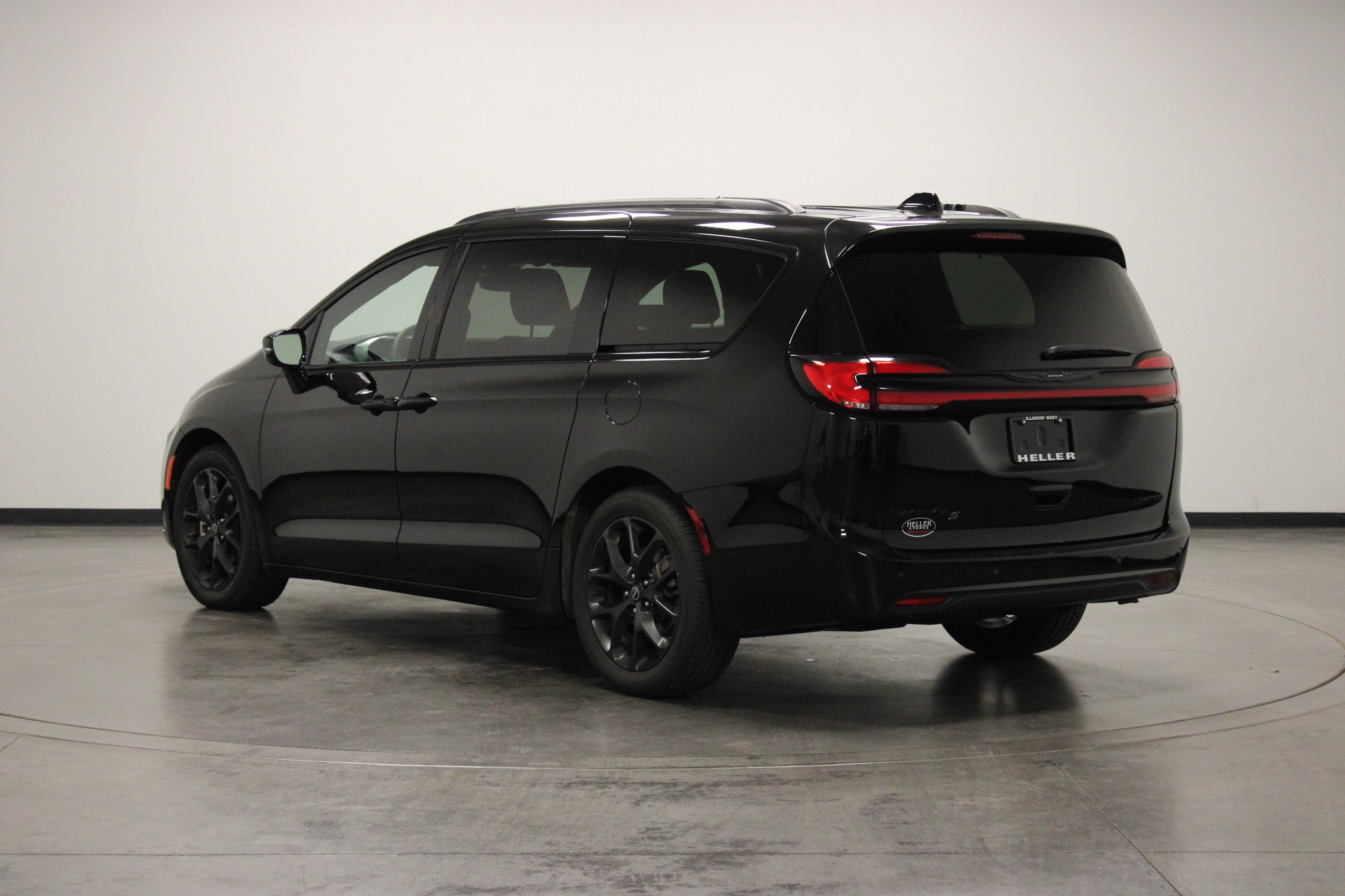 Used 2025 Chrysler Pacifica Limited FWD image 6