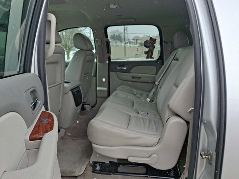 Used 2014 Chevrolet Suburban LT image 11