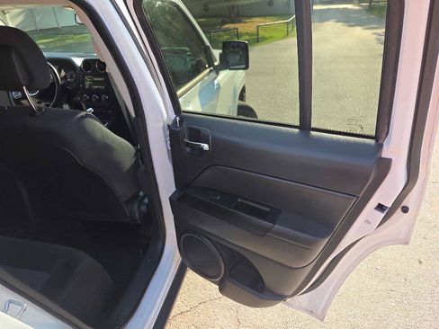 Used 2016 Jeep Patriot Latitude FWD image 18