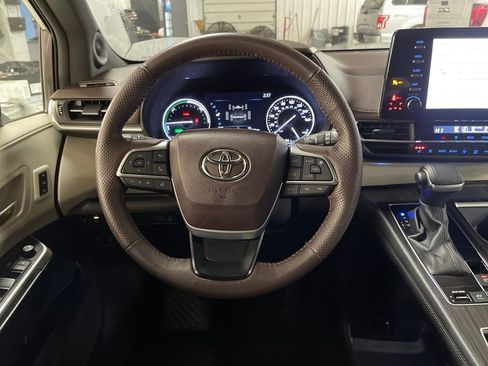 Certified 2023 Toyota Sienna Platinum image 13