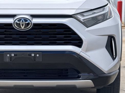 Used 2025 Toyota RAV4 XSE AWD/4WD image 9