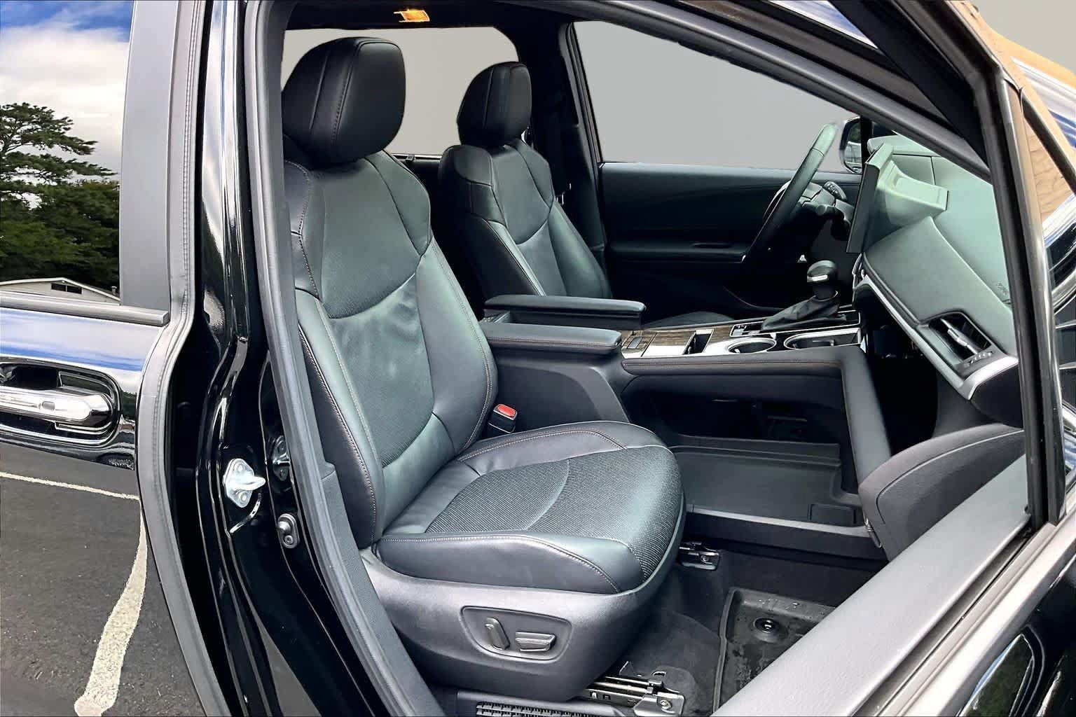 Used 2025 Toyota Sienna Limited FWD image 9