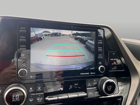 Used 2021 Toyota Highlander XLE FWD image 27