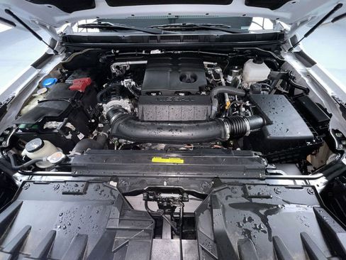 Used 2025 Nissan Frontier SV image 18