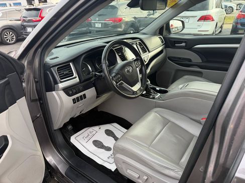 Used 2019 Toyota Highlander XLE AWD/4WD image 9