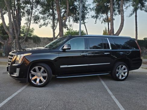 Used 2018 Cadillac Escalade ESV Luxury RWD image 26