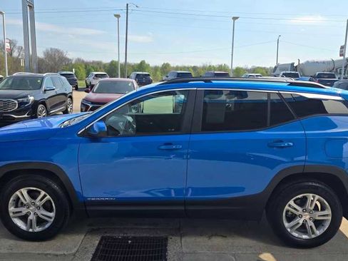 Used 2024 GMC Terrain SLE w/ Driver Convenience Package image 2