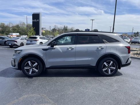 Certified 2022 Kia Sorento EX w/ Panoramic Sunroof Package FWD image 3
