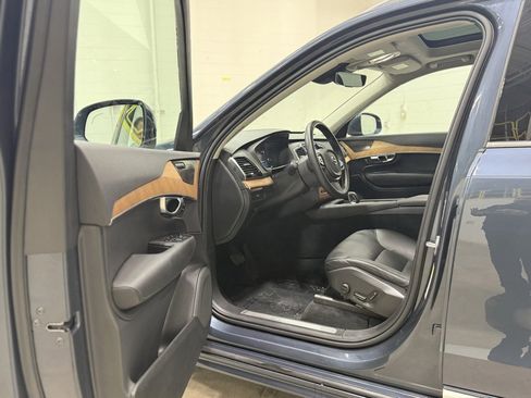 Used 2023 Volvo XC90 B6 Plus image 14