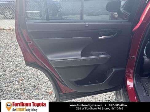 Used 2022 Toyota Highlander XSE image 11