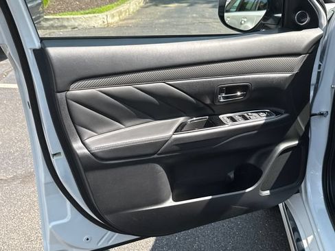 Used 2019 Mitsubishi Outlander 4WD Plug-In Hybrid image 8