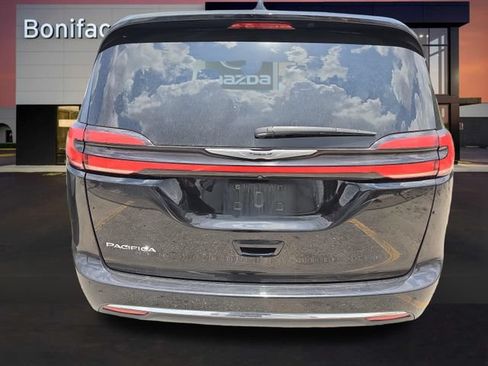 Used 2024 Chrysler Pacifica Touring-L FWD image 4