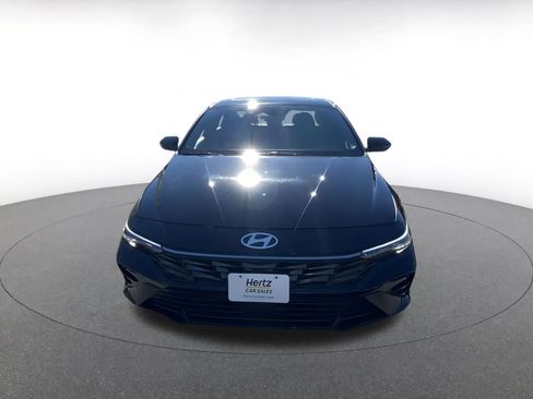 Used 2025 Hyundai Elantra Limited image 4