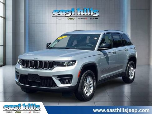 Used 2023 Jeep Grand Cherokee Laredo w/ Luxury Tech Group I AWD/4WD image 3