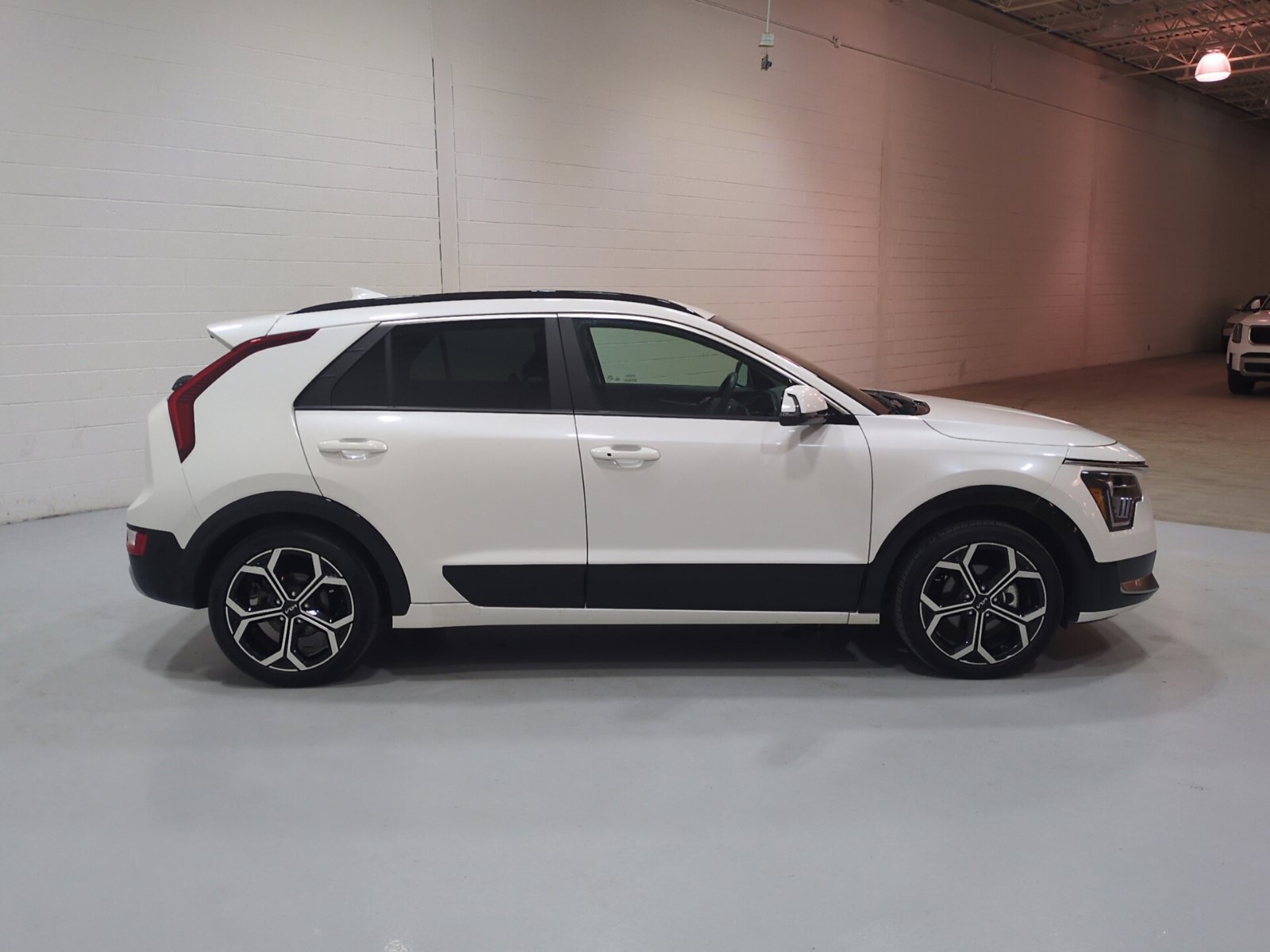 Certified 2024 Kia Niro EX Touring FWD image 2
