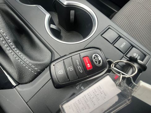 Used 2025 Toyota Highlander LE FWD image 21
