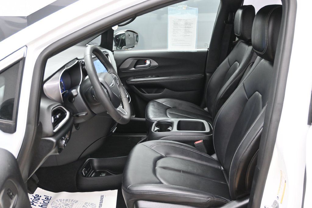 Used 2025 Chrysler Pacifica Select FWD image 10