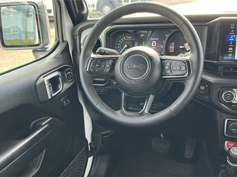 Used 2024 Jeep Wrangler Unlimited image 27