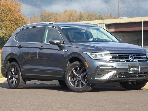 Used 2022 Volkswagen Tiguan SE image 1