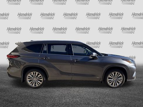 Used 2022 Toyota Highlander Platinum image 11