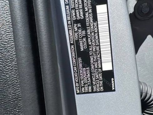 Certified 2025 Volvo XC40 B5 Plus AWD/4WD image 28