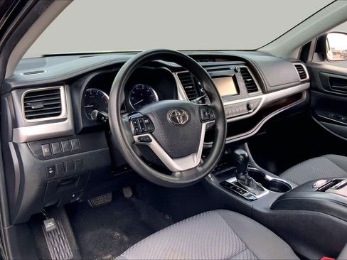 Used 2019 Toyota Highlander LE FWD image 17