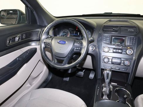 Used 2018 Ford Explorer XLT FWD image 9